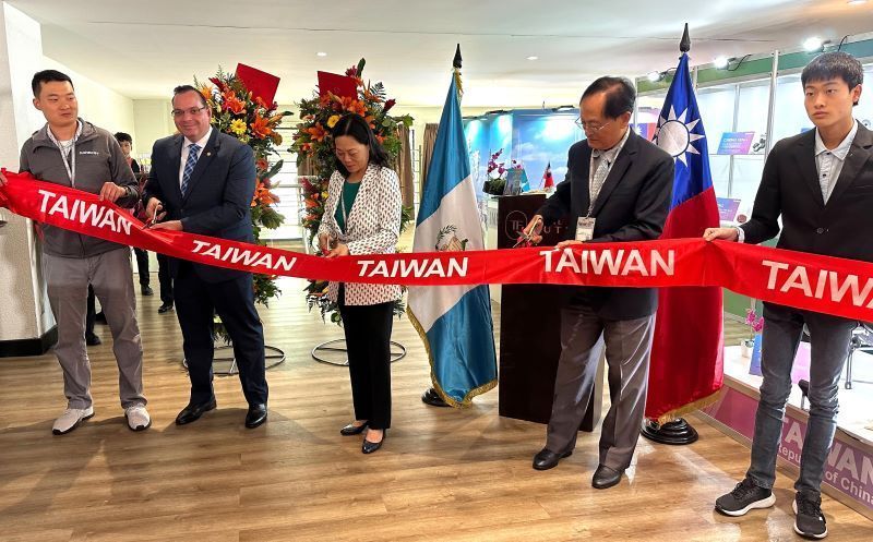 Supported by Taiwan's Ministry of Foreign Affairs, the event's opening ceremony on November 7 was graced by Chun-fei Chang, Taiwan's Ambassador to Guatemala, alongside officials from Guatemala's Ministry of Economy. (Photo courtesy of United Daily News Group)