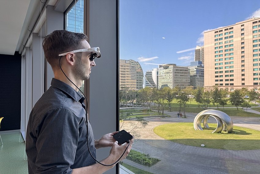 These innovative glasses boast full high-definition (FHD) resolution, tenfold brightness, and low energy consumption, effectively overcoming the challenge of limited outdoor usability in traditional AR smart glasses. (Photo Courtesy of United Daily News Group)