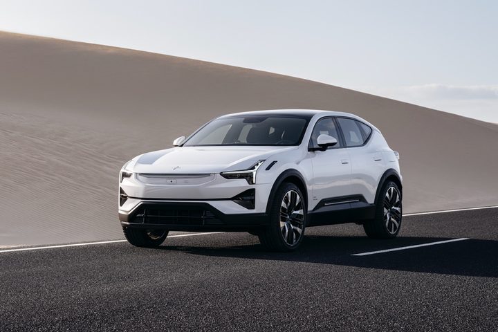 Front three quarter view of the Polestar 3.