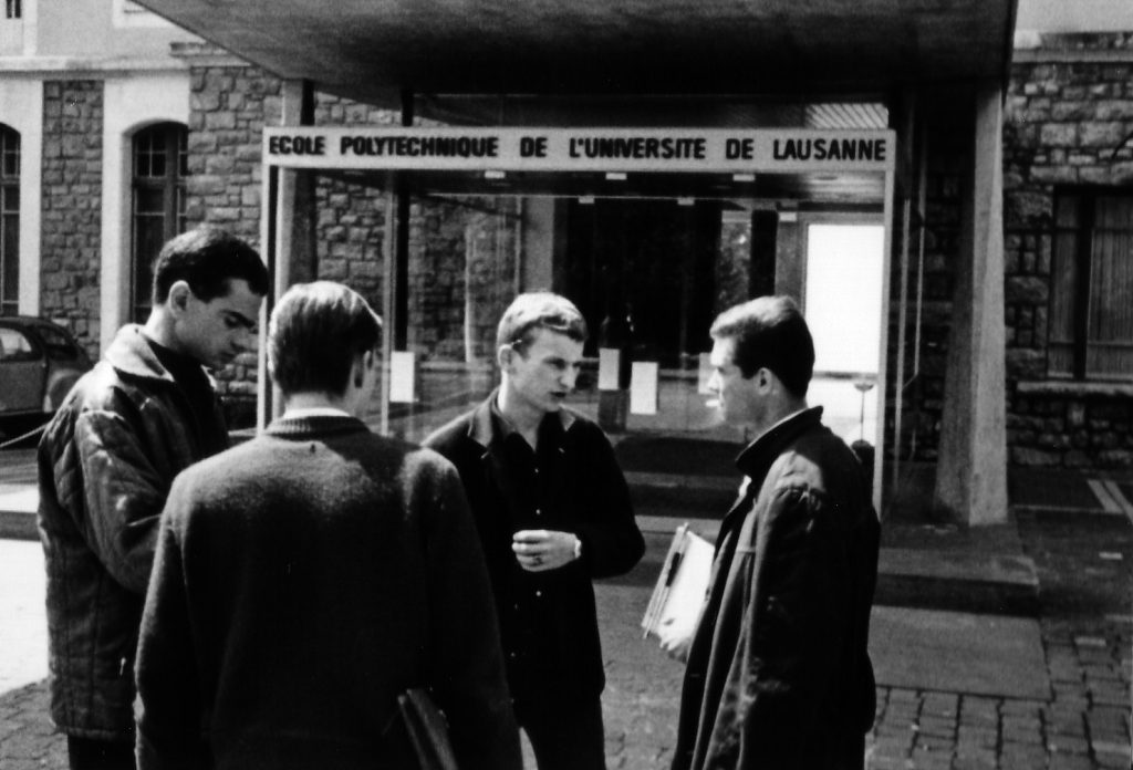 Des élÚves devant l'entrée de l'EPUL © DR; sans date