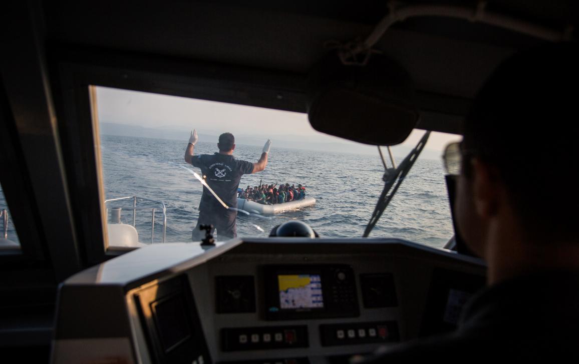 Garda Cósta Heilléanach na Gréige ag teacht chuig bád ina bhfuil 43 dídeanaí ón tSiria sa Mheánmhuir, amach ó chósta Lesbos na Gréige.