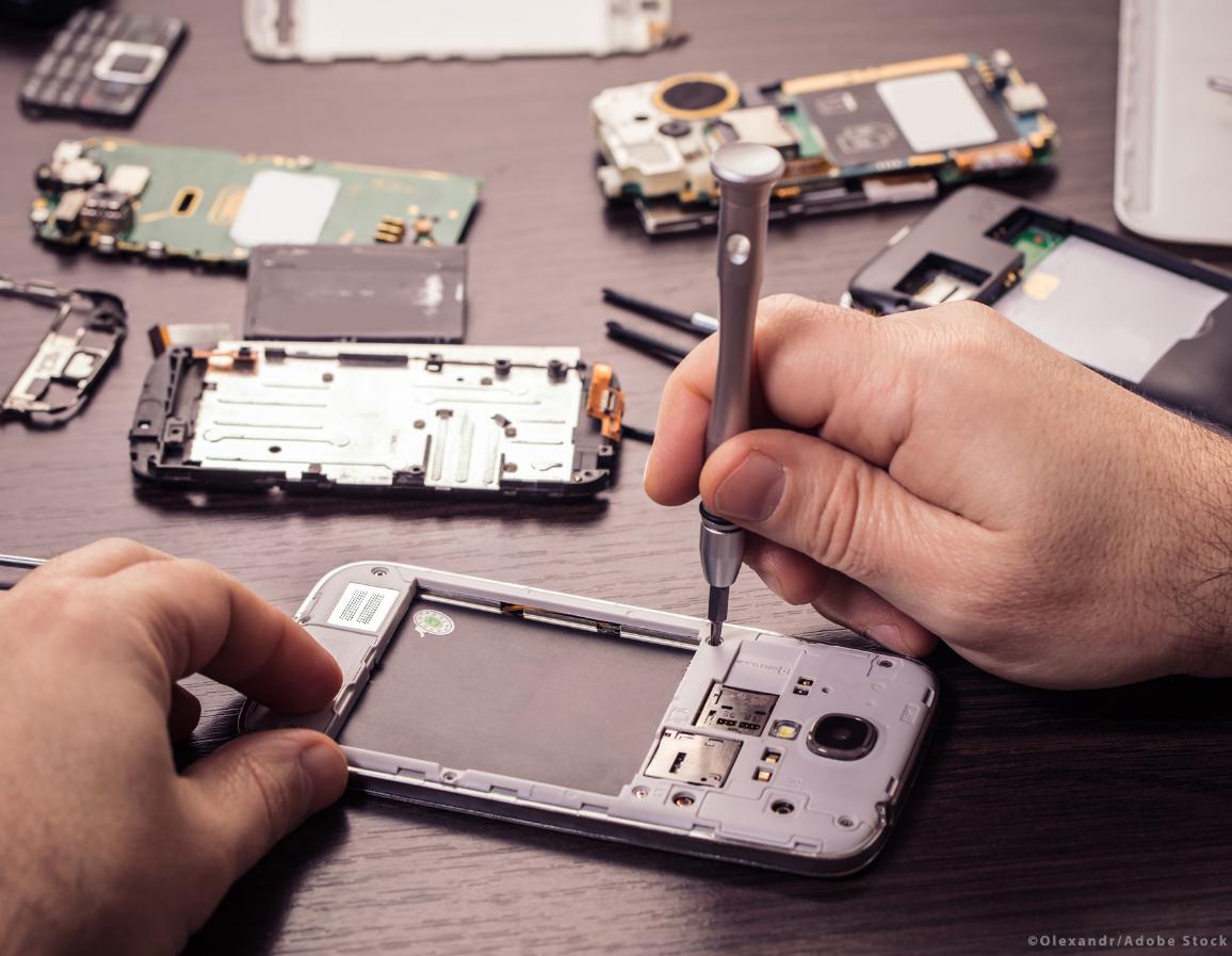 Close-up of hands repairing a mobile phone. ©AdobeStock/Olexandr