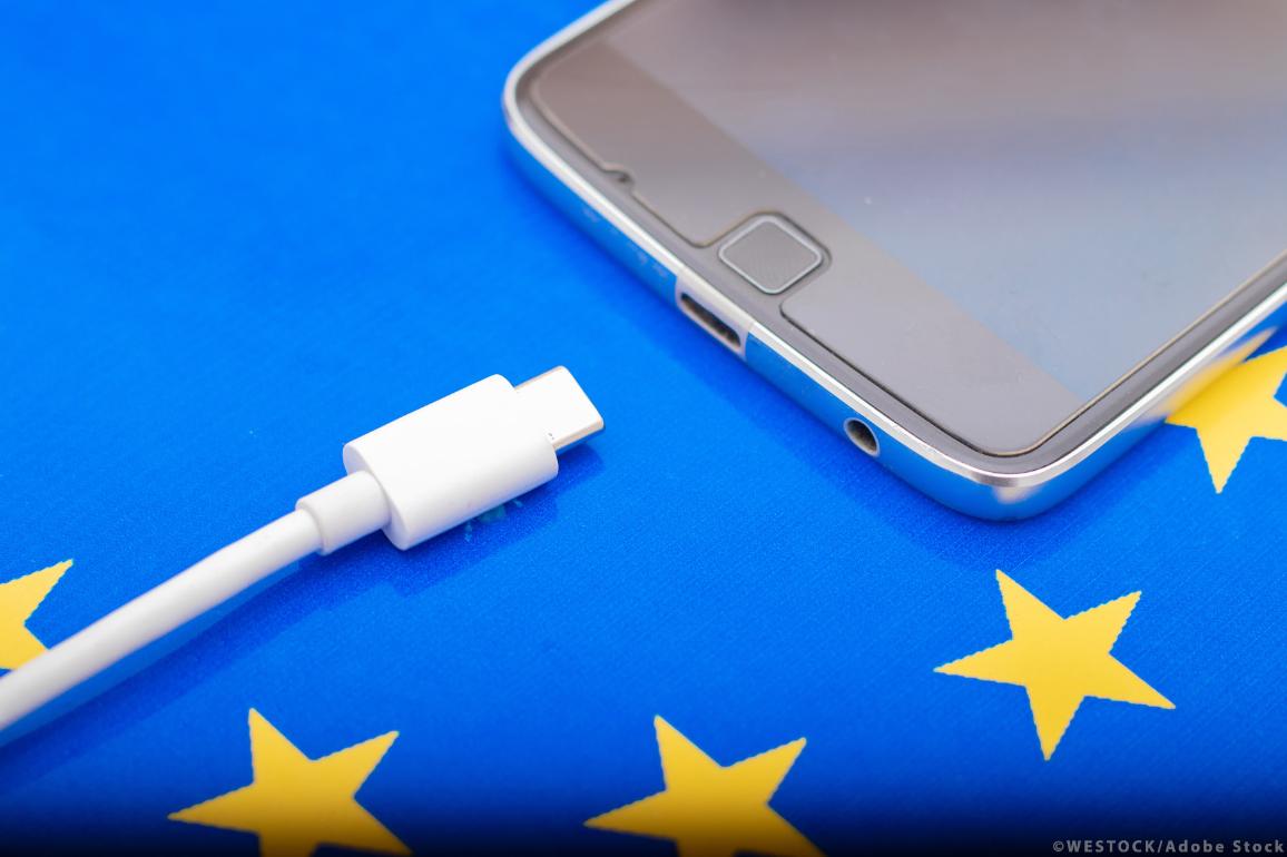 USB-C polnilni kabel in telefon na zastavi EU ©AdobeStock/WESTOCK