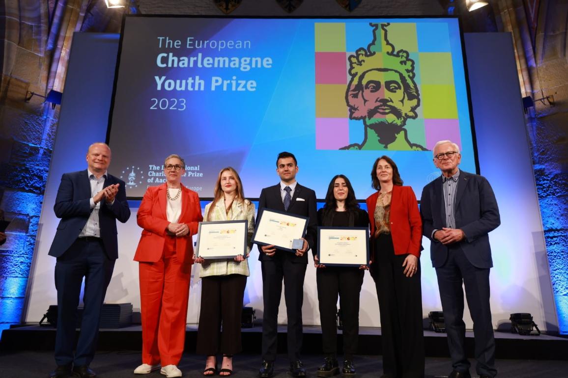 Foto di gruppo dei vincitori europei dell'ECYP 2023 alla cerimonia di premiazione ad Aquisgrana, in Germania, il 12 maggio