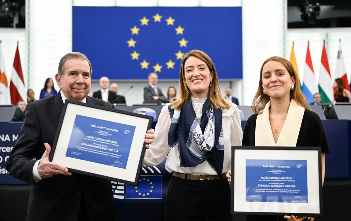 Euroopa Parlamendi president Roberta Metsola koos 2024. aasta Sahharovi auhinna laureaatide  Edmundo González Urrutia ja María Corina Machadose tütre Ana Corina Sosaga.