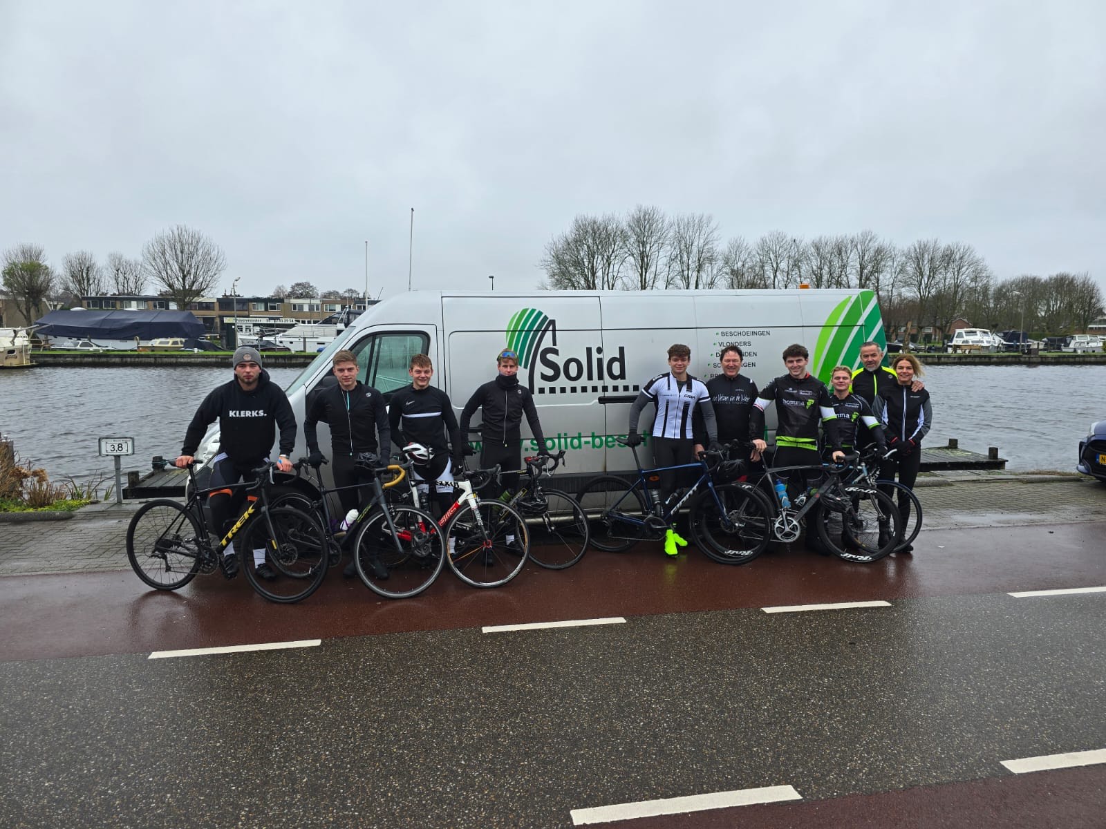 JO23-5 fietst voor overleden teamvader en KWF