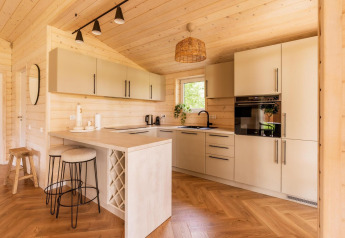 Moderne Scandinavische keuken in hout bij Forresthouse Scandi lodge, Wilsumer Berge, Duitsland.