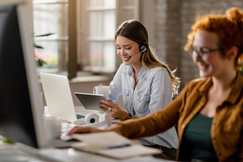 mulheres na área de customer care fazendo reunião com cliente
