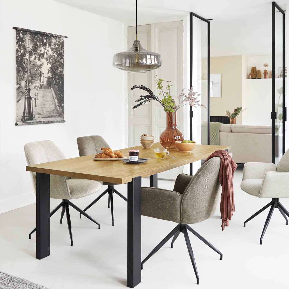 Moderne eethoek met houten tafel, vier draaistoelen, ontbijt en vaasdecoratie in een lichte, stijlvolle ruimte