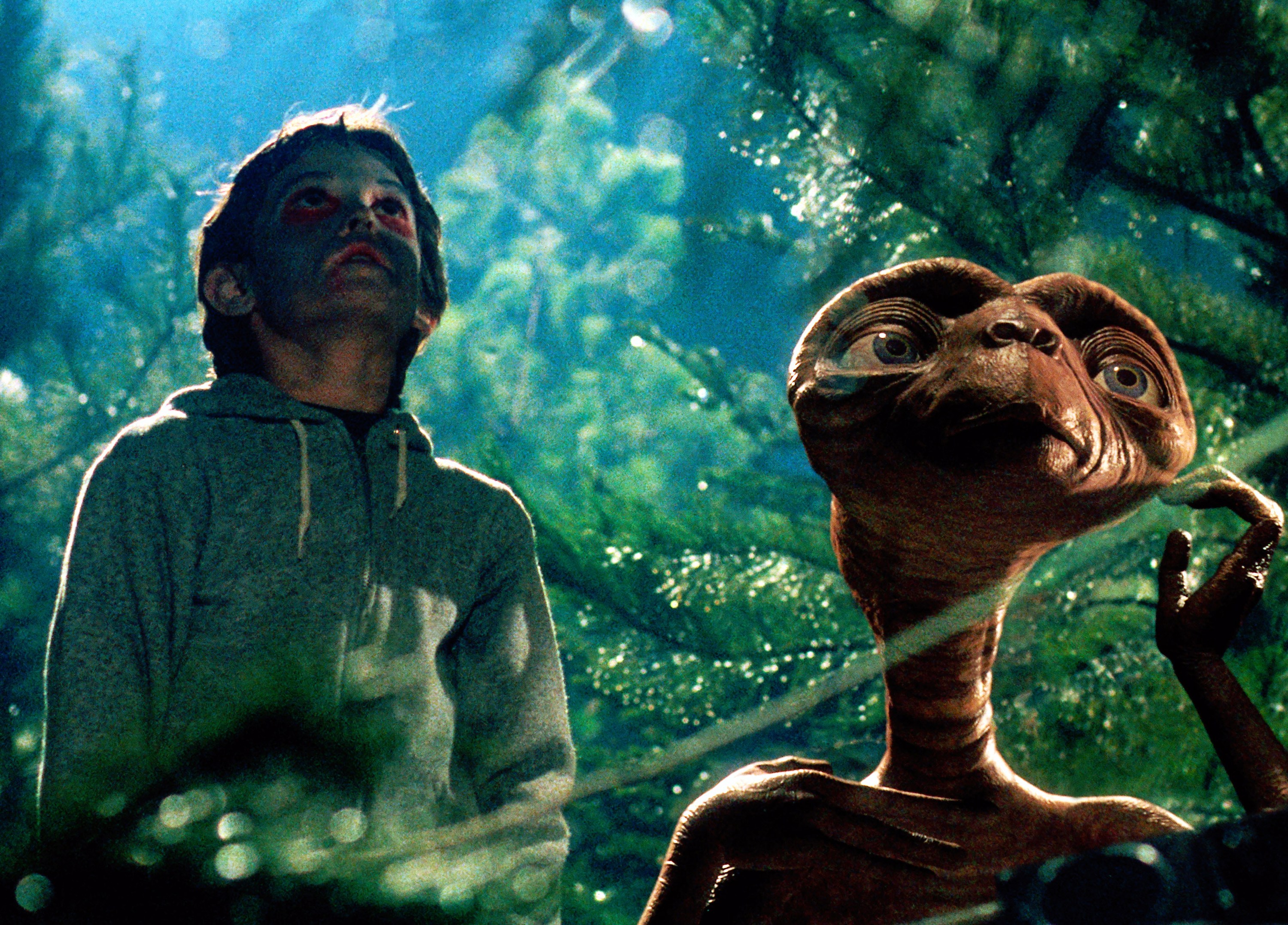 E.T., (aka E.T. THE EXTRA-TERRESTRIAL), from left: Henry Thomas,  E.T., 1982, © Universal/courtesy Everett Collection