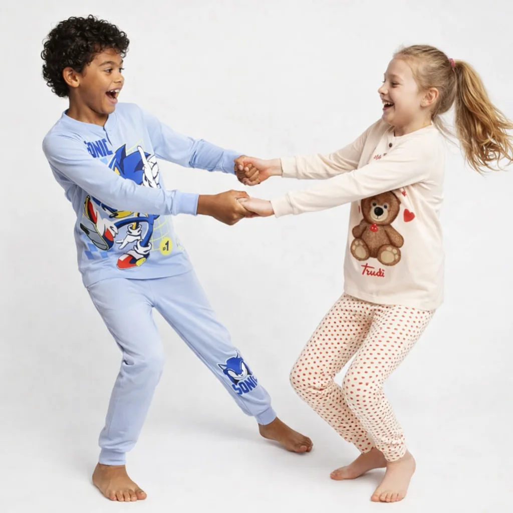home-cat-pig-bimbi-PE bambini felici con pigiami personaggi