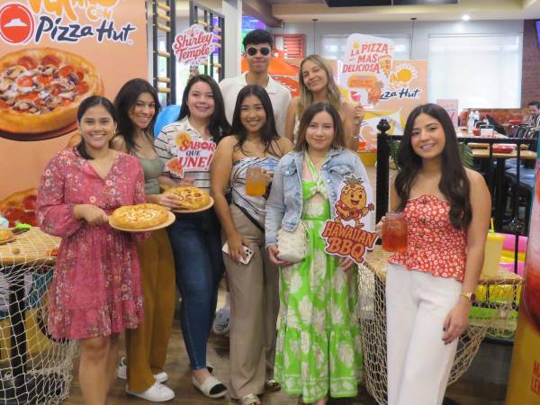 El equipo de Grupo Comidas durante el lanzamiento de ‘Un verano con Pizza Hut’, presentando tres especialidades nuevas de Hut Cheese mediana y dos nuevas bebidas.