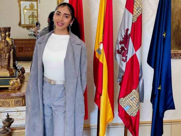 Representando a Honduras con orgullo, Yackelin Martínez en una actividad del Consejo de la Juventud de España.