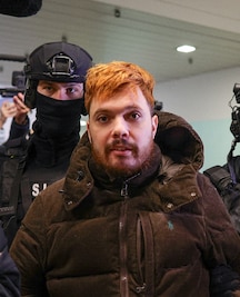 Mohamed Amra à l'aéroport de Bucarest (Roumanie) avant d'être rapatrié par avion en France le 25 février 2025