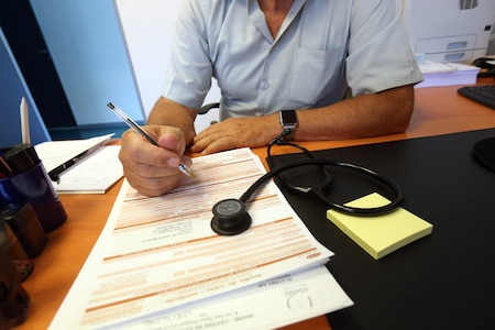"Polyabsentéisme" chez les jeunes, arrêts plus longs chez les seniors : qui s’arrête et pourquoi ?