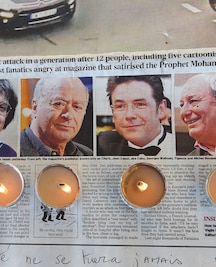 Hommage aux dessinateurs de Charlie Hebdo assassinés lors d'un rassemblement à Marseille, le 8 janvier 2015