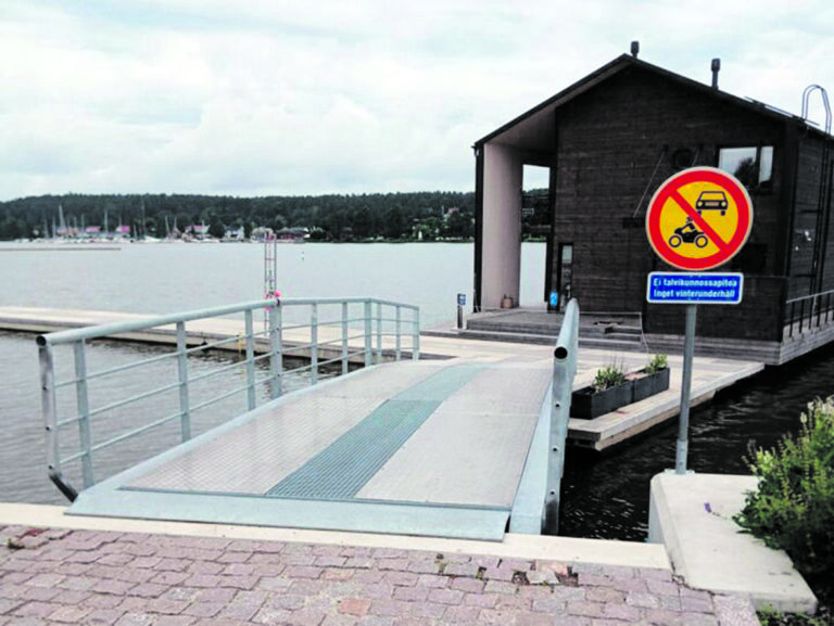 Nu får man varken gå eller åka längs stålbron