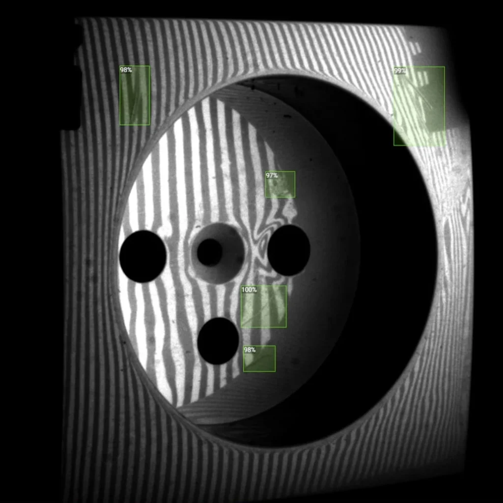 Defect identification on a plastic socket using pattern light projection