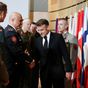 Emmanuel Macron serre la main des chefs d'état-major des armées de l'Union européenne et de l'OTAN avant une réunion sur le conflit russo-ukrainien le 11 mars