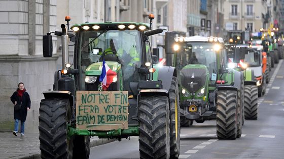 Des agriculteurs conduisent des tracteurs à Rennes, le 25 janvier 2024.