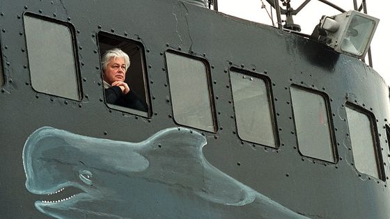 Le capitaine Paul Watson, à bord de l'Ocean Warrior, le 7 juillet 2000 au large de Torshavn, dans les îles Féroé, dans l'Atlantique Nord.