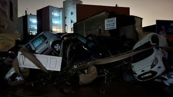 Voitures, portes et autres objets entassés par l'eau dans une rue dans la banlieue de Valence, en Espagne, victime d'inondations monstres, le 30 octobre 2024.