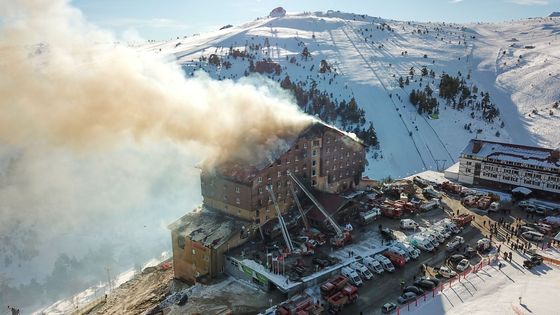 vue aérienne d'un incendie dans un hôtel d'une station de ski de Kartalkaya à Bolu en Turquie.