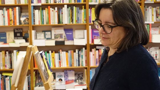 Anaïs Massola, libraire au Rideau Rouge dans le 18e arrondissement de Paris et présidente de l'Association pour l'Ecologie du Livre, le 28 janvier 2025.