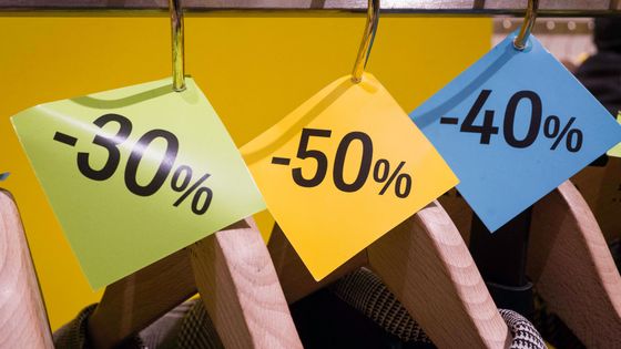 Un portant de vêtements étiquetés de -30 à - 50% dans un magasin parisien, le 5 janvier 2025