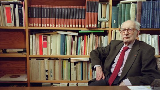 L'anthropologue Claude Lévi-Strauss dans son bureau du Collège de France, juin 2001