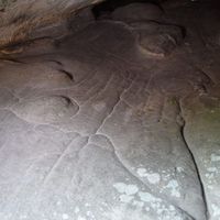 La carte tridimensionnelle gravée dans le sol da grotte de La Ségognole 3, à Noisy-sur-École, en Seine-et-Marne, au sud de Paris.