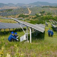 Personnel travaillant dans une centrale électrique, province du Shandong en Chine, construite sur un terrain de près de 333 hectares, le 22 mai 2024 à Rizhao. Photo d'illustration.