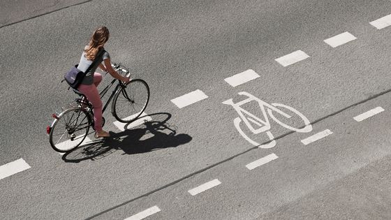 Une cycliste sur une piste cyclable.