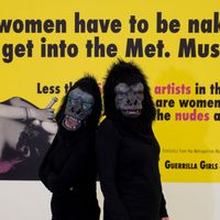 Deux "guerilla girls" à l'ouverture de leur exposition à Hanovre en janvier 2018