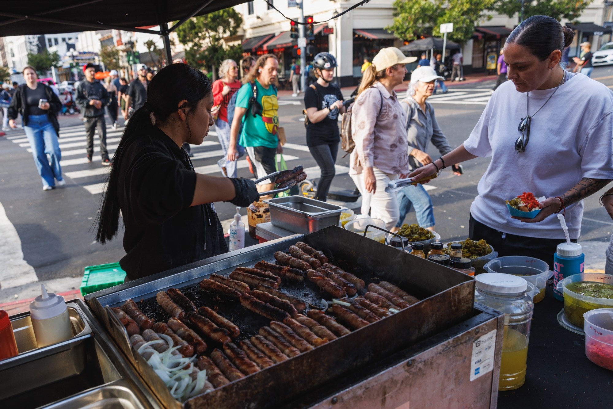 SUT-L-vendor-enforce-001 A vendor sells hot dogs in Gaslamp Quarter in downtown San Diego. (Kristian Carreon / The San Diego Union-Tribune)