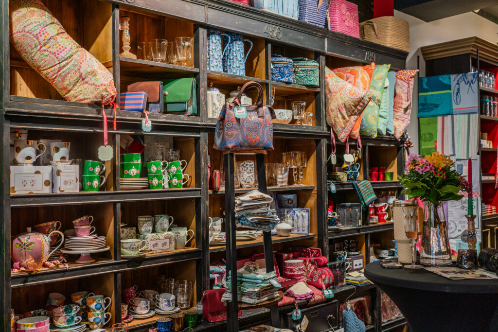 Bunte Geschenkartikel und Wohnaccessoires in einem Ladenregal