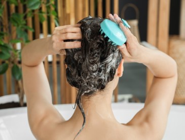 woman using biotin conditioner