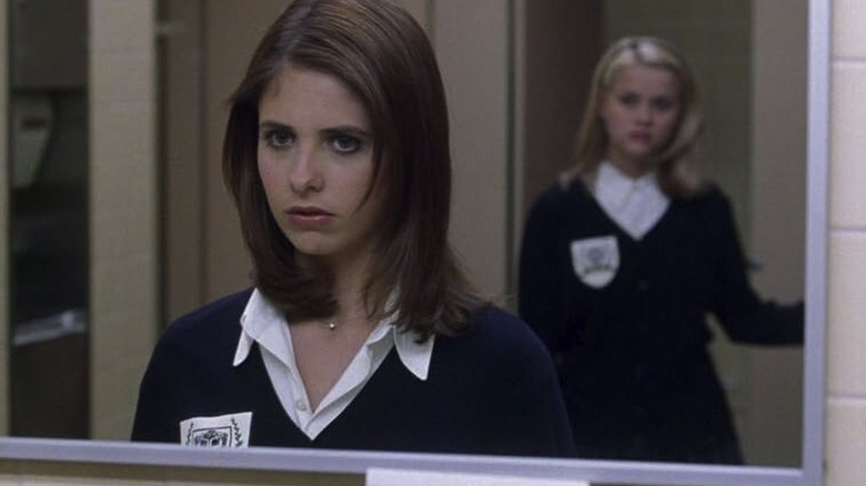 Sarah Michelle Gellar as Kathryn Marteuil looks at Reese Witherspoon's Annette Hargrove in the mirror in Cruel Intentions