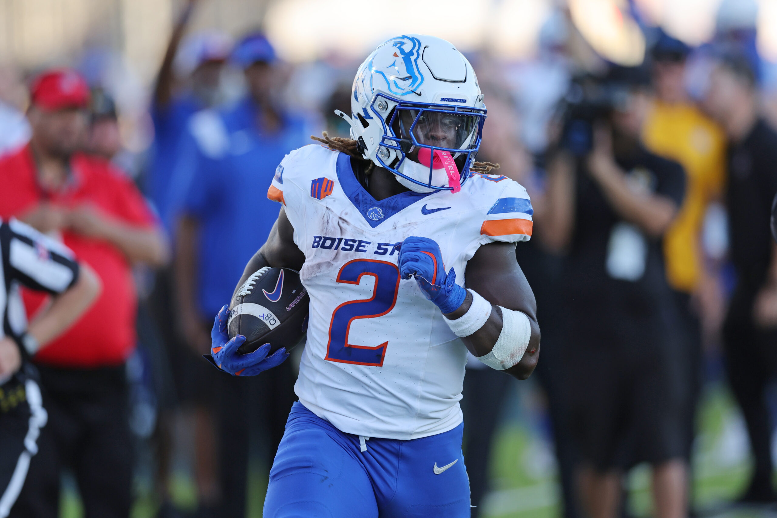 Boise State Broncos running back Ashton Jeanty (2) cuts through the Hawaii Rainbow Warriors defense for a touchdown during the first quarter.