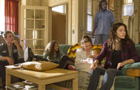 Jeremy Allen White, Scarlet Spencer, Emma Kenney, Isabella Aleynikov, William H. Macy, and Emmy Rossum in 'Sleepwalking' - Season 8, Episode 12