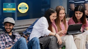 Prospective students on campus and logos that characterise the University of Jena as the most popular university.