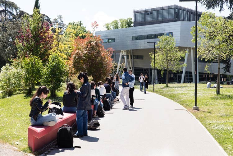 Studenti e studentesse presso una sede del campus di Forlì