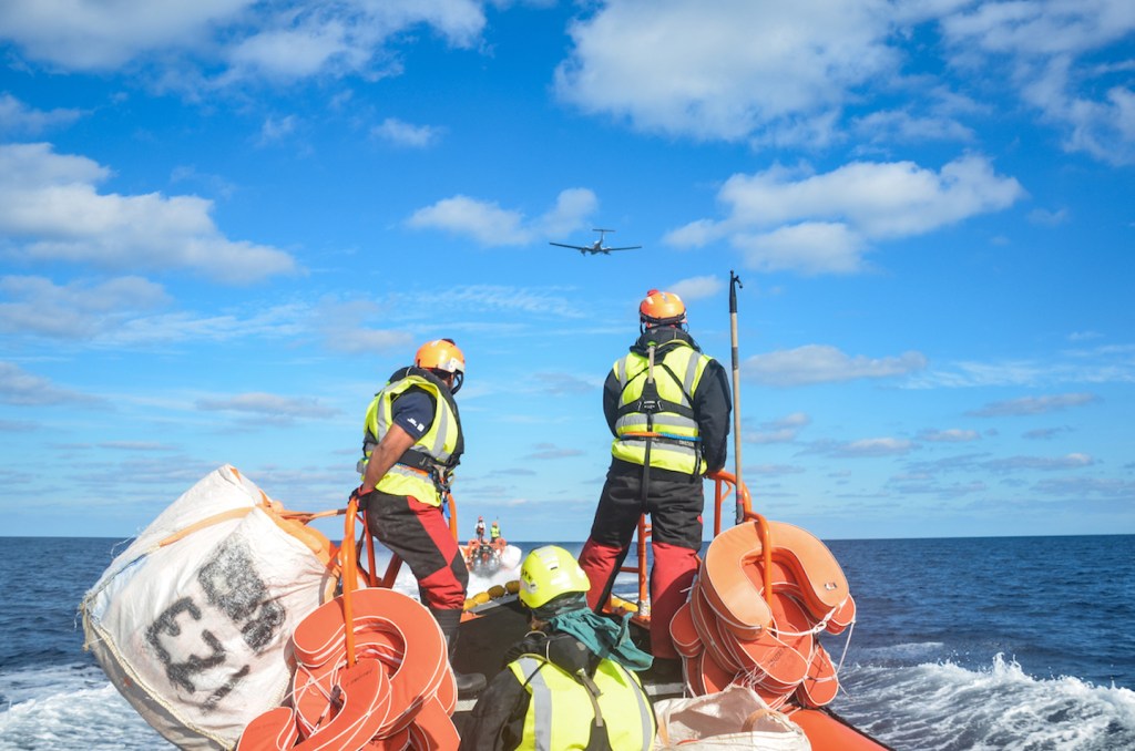 hommes en mer pour sauvetage