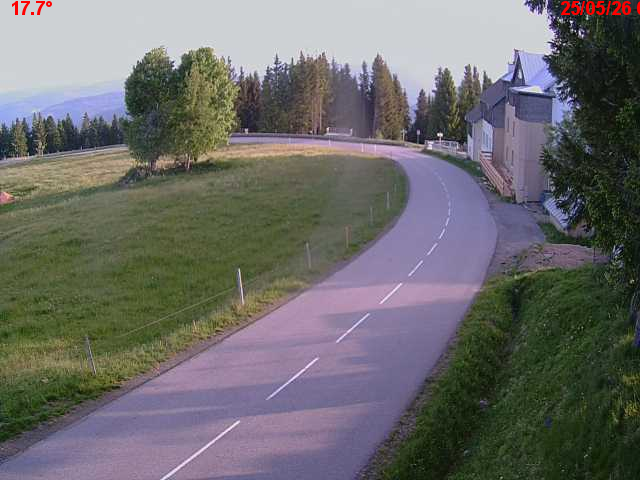 Webcam en haut du col du Ballon d'Alsace sur la D465 à 1075 mètres d'altitude dans les Vosges