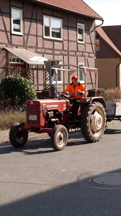 Ehrenamtliche Senioren fahren mit Traktoren durch den Ort Bühren