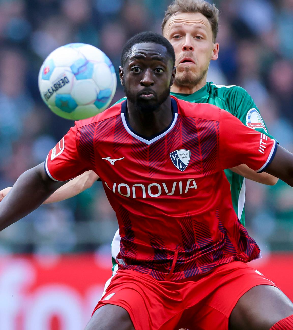 Ibrahima Sissoko vom VfL Bochum und Jens Stage von Werder Bremen kämpfen um den Ball.