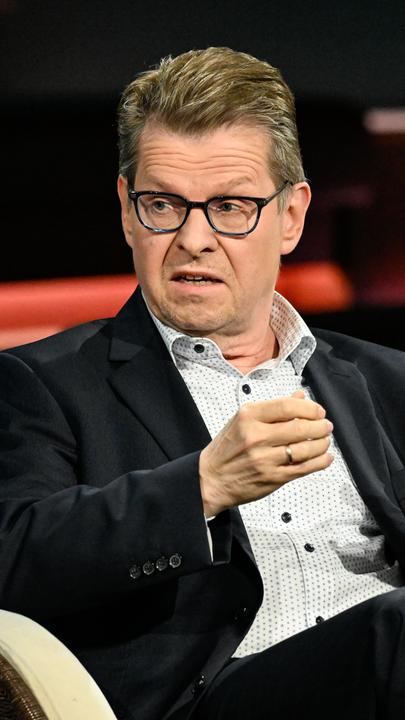 Ralf Stegner sitzt in gestikulierender Haltung im Anzug bei Markus Lanz im Studio.