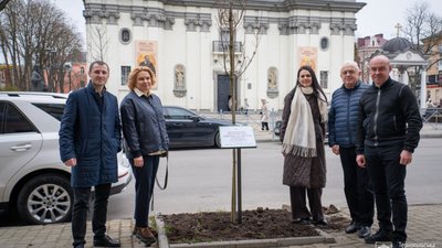 Завдяки іменним деревам у Тернополі зібрали понад 1,6 млн гривень на ЗСУ. ФОТО